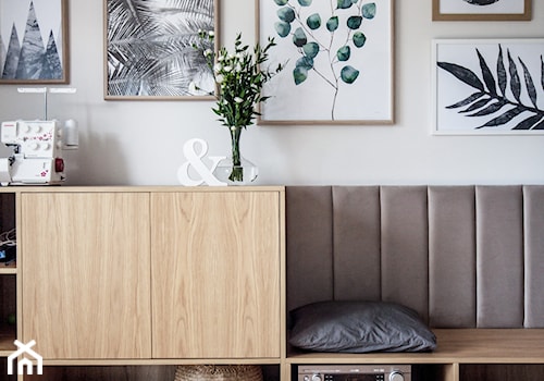 Mieszkanie z pastelowymi akcentami - Mały beżowy salon, styl skandynawski - zdjęcie od Formea Studio