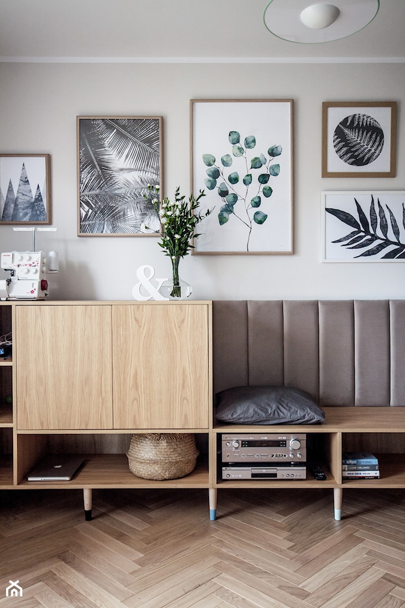 Mieszkanie z pastelowymi akcentami - Mały beżowy salon, styl skandynawski - zdjęcie od Formea Studio