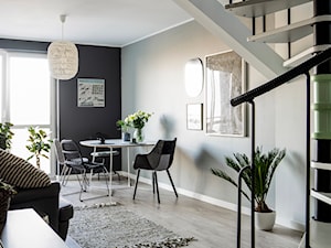 Niewielka przestrzeń z charakterem - Mały czarny szary salon z jadalnią, styl skandynawski - zdjęcie od Formea Studio