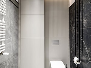 Nowoczesność w nieszablonowym wydaniu - Mała na poddaszu bez okna łazienka, styl nowoczesny - zdjęcie od Formea Studio