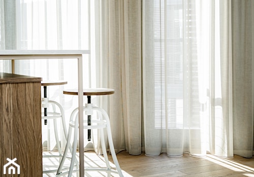 Apartament z widokiem na Odrę - Mała otwarta z kamiennym blatem biała kuchnia jednorzędowa z oknem, styl skandynawski - zdjęcie od Formea Studio