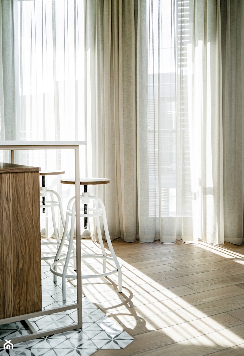 Apartament z widokiem na Odrę - Mała otwarta z kamiennym blatem biała kuchnia jednorzędowa z oknem, styl skandynawski - zdjęcie od Formea Studio