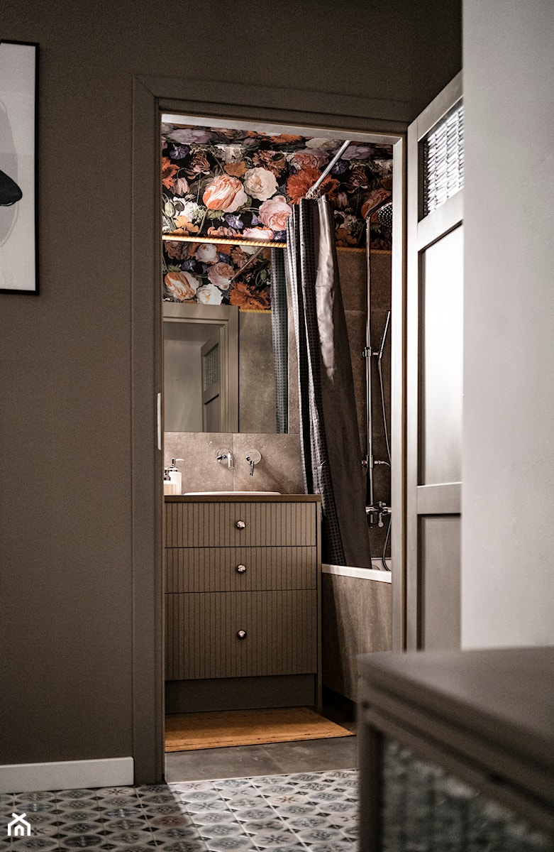 Niewielka przestrzeń z charakterem - Średnia bez okna z lustrem łazienka, styl nowoczesny - zdjęcie od Formea Studio