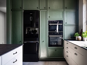 Szczypta klasyki - Średnia zamknięta szara z zabudowaną lodówką z podblatowym zlewozmywakiem kuchnia w kształcie litery u z oknem, styl nowoczesny - zdjęcie od Formea Studio