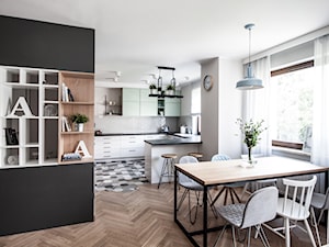 Mieszkanie z pastelowymi akcentami - Średnia biała jadalnia w salonie, styl skandynawski - zdjęcie od Formea Studio