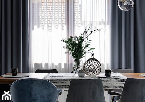 Szczypta klasyki - Średnia czarna jadalnia jako osobne pomieszczenie, styl nowoczesny - zdjęcie od Formea Studio