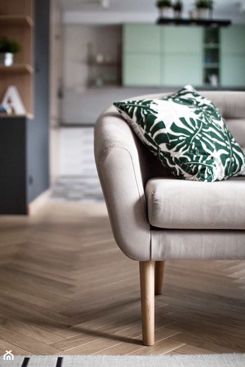 Mieszkanie z pastelowymi akcentami - Mały salon, styl skandynawski - zdjęcie od Formea Studio