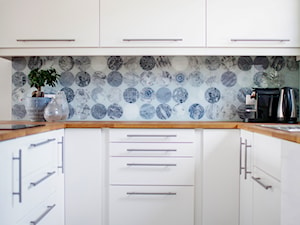 Dom Artystów - Mała biała z podblatowym zlewozmywakiem kuchnia w kształcie litery u, styl skandynawski - zdjęcie od Formea Studio