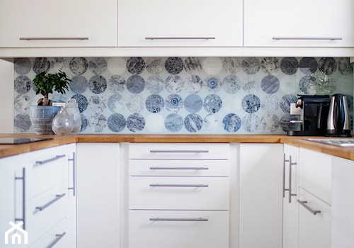 Dom Artystów - Mała biała z podblatowym zlewozmywakiem kuchnia w kształcie litery u, styl skandynawski - zdjęcie od Formea Studio
