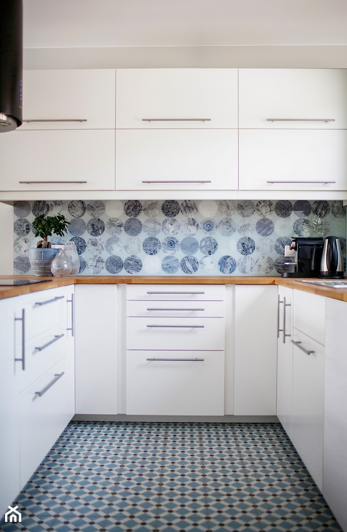 Dom Artystów - Mała biała z podblatowym zlewozmywakiem kuchnia w kształcie litery u, styl skandynawski - zdjęcie od Formea Studio - Homebook