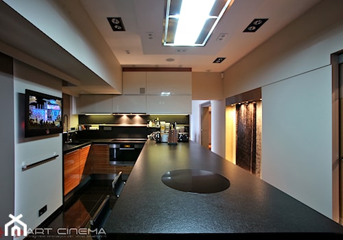 3. Apartament w południowej Polsce – 2013 - Średnia otwarta czarna szara z podblatowym zlewozmywakiem kuchnia w kształcie litery u z wyspą lub półwyspem z kompozytem na ścianie nad blatem kuchennym, styl nowoczesny - zdjęcie od Art Cinema