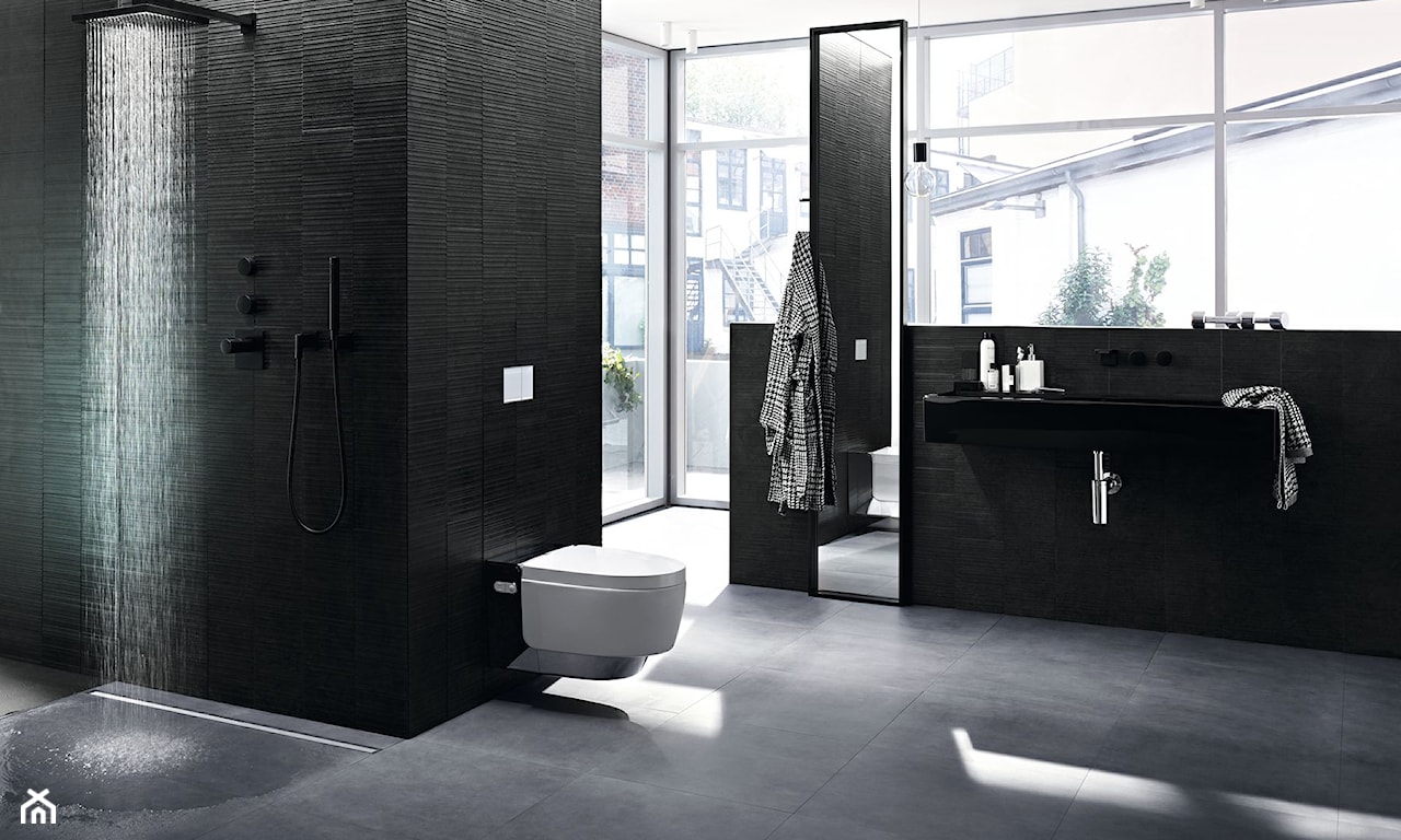 nowoczesna łazienka w czerni z kabiną walk-in i szarymi kafelkami podłogowymi