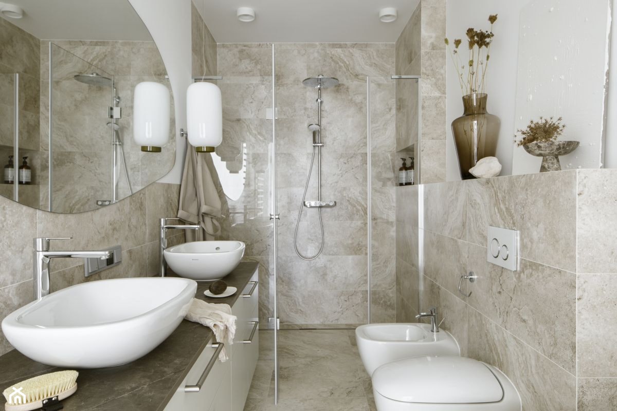 Wymarzona łazienka według Katarzyny Szostakowskiej - Średnia z lustrem z dwoma umywalkami z punktowym oświetleniem łazienka, styl vintage - zdjęcie od Geberit - Homebook