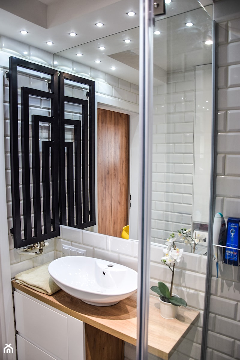 Łazienka Tychy 3 - Mała na poddaszu bez okna z lustrem łazienka, styl nowoczesny - zdjęcie od EVOFINISH Mateusz Grobel