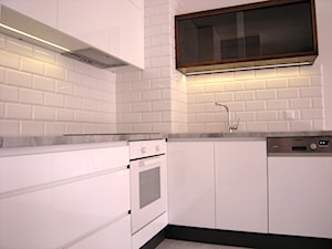 Nowa kuchnia z zabykową witrynką - zdjęcie od Bravvo Sp. z o.o.