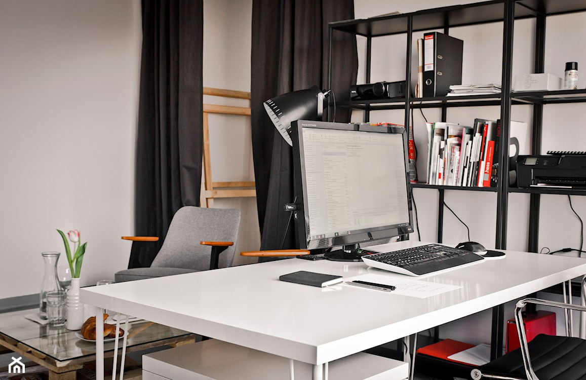 Domowe biuro, oświetlenie domowego biura, lampka na biurko