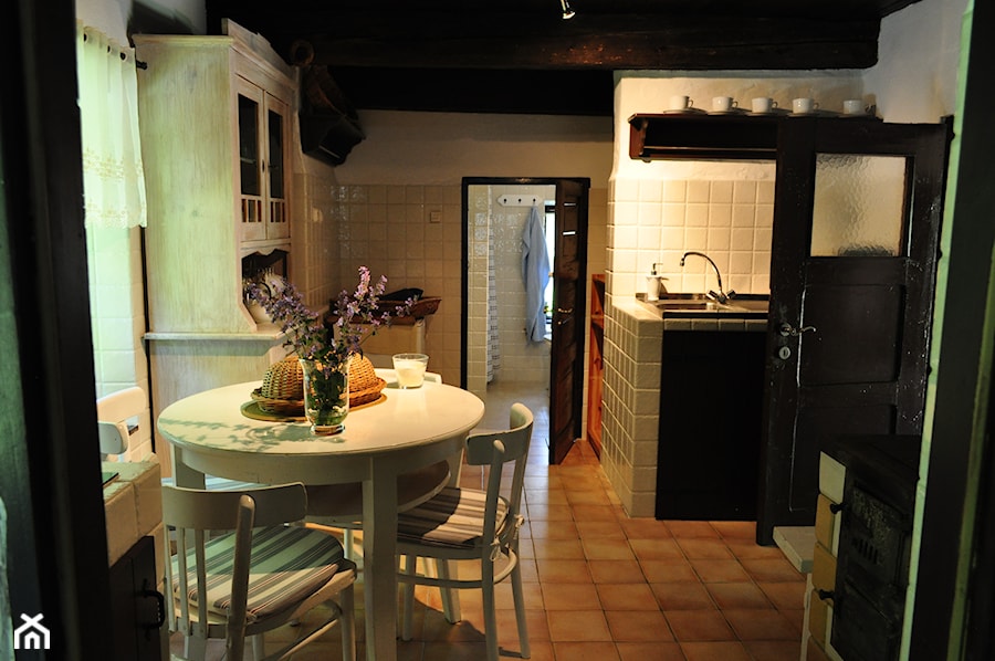 Wiejska Rezydencja - Średnia zamknięta beżowa biała z nablatowym zlewozmywakiem kuchnia dwurzędowa z oknem, styl rustykalny - zdjęcie od Studio B5 Bożena Wysocka-Nowicka