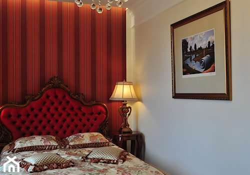 Klasyczna elegancja - Mała beżowa sypialnia, styl tradycyjny - zdjęcie od Studio B5 Bożena Wysocka-Nowicka