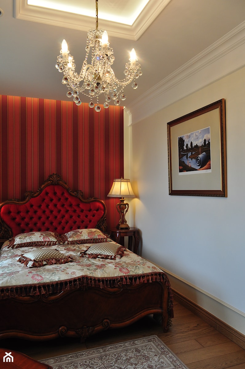 Klasyczna elegancja - Mała beżowa sypialnia, styl tradycyjny - zdjęcie od Studio B5 Bożena Wysocka-Nowicka