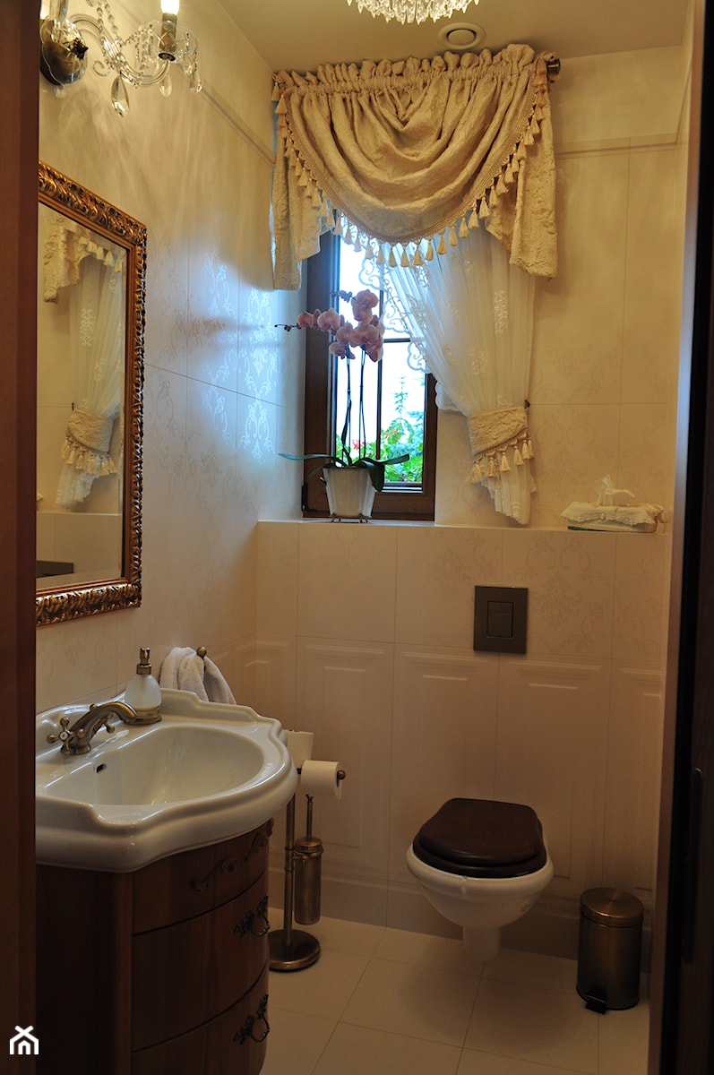 Klasyczna elegancja - Mała z lustrem łazienka z oknem, styl tradycyjny - zdjęcie od Studio B5 Bożena Wysocka-Nowicka
