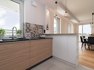 Męska kuchnia - Średnia otwarta z salonem biała z zabudowaną lodówką z nablatowym zlewozmywakiem kuchnia w kształcie litery l z oknem, styl nowoczesny - zdjęcie od Bopracownia wnętrz