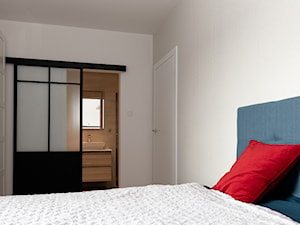 Sypialnia z niebieskim łóżkiem - zdjęcie od Bopracownia wnętrz