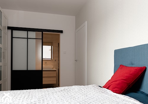 Sypialnia z niebieskim łóżkiem - zdjęcie od Bopracownia wnętrz