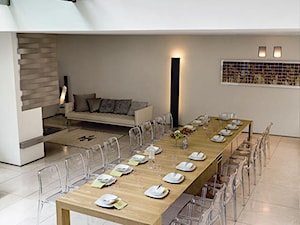 Duża biała jadalnia w salonie, styl nowoczesny - zdjęcie od Dancohome