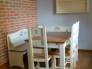 Jadalnia - stół drewniany, krzesła i narożne siedzisko - zdjęcie od KUCHNIE RUSTYKALNE Marcin Zapert, zapert.com.pl