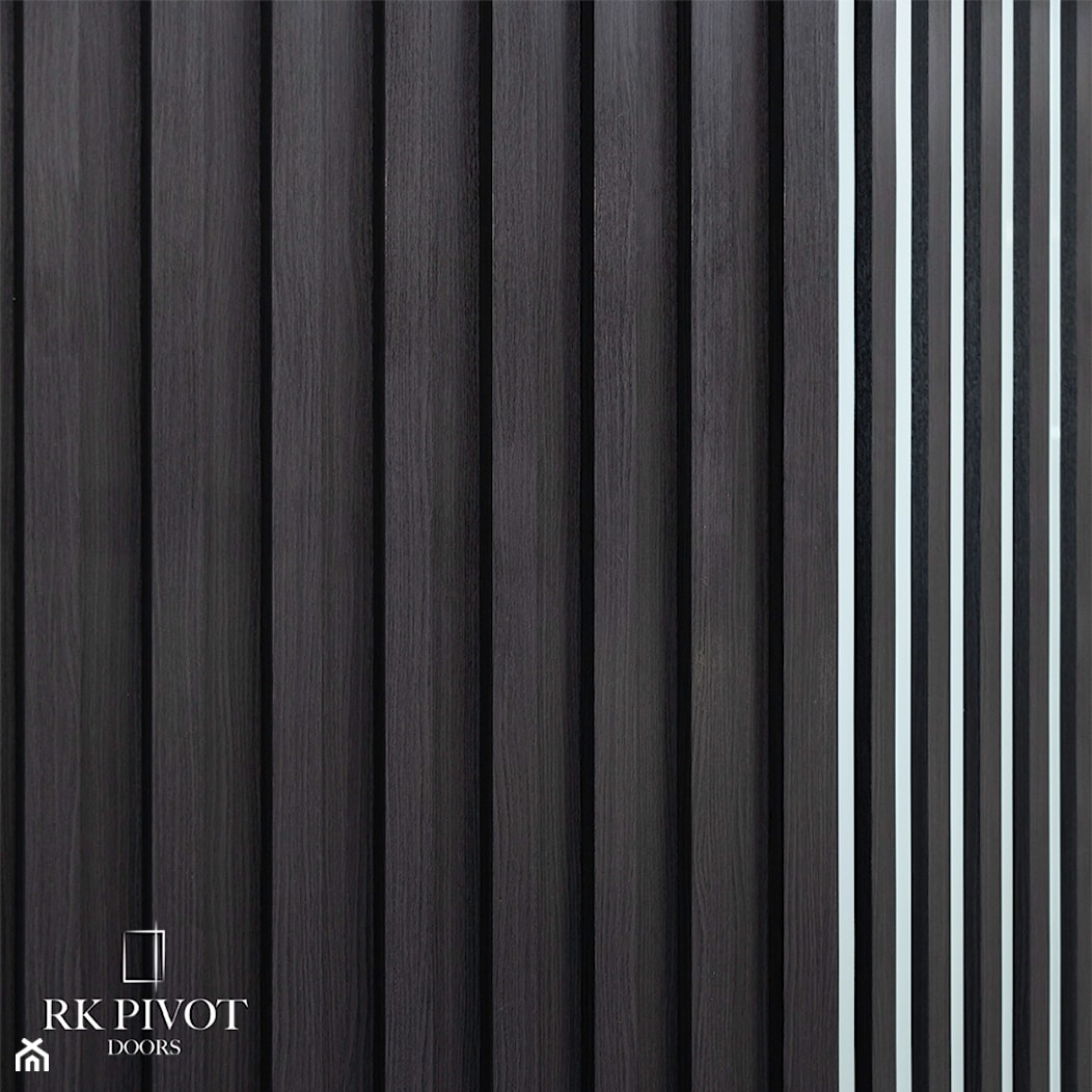 Drzwi pivot z czarnymi lamelami drewnopodobnymi - zdjęcie od RK Pivot Doors - zewnętrzne drzwi pivot - Homebook