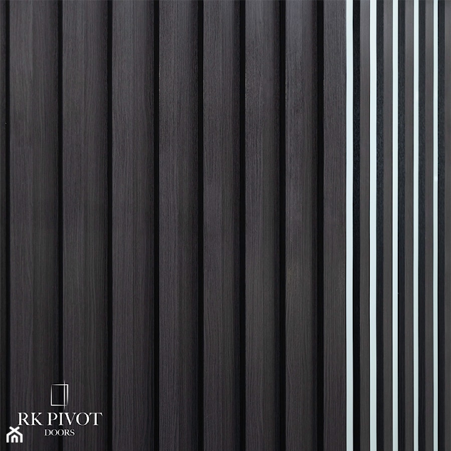 Drzwi pivot z czarnymi lamelami drewnopodobnymi - zdjęcie od RK Pivot Doors - zewnętrzne drzwi pivot