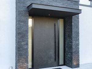 Drzwi zewnętrzne pivot pokryte spiekiem kwarcowym Ossido Nero - nowoczesne drzwi wejściowe - zdjęcie od RK Pivot Doors - zewnętrzne drzwi pivot