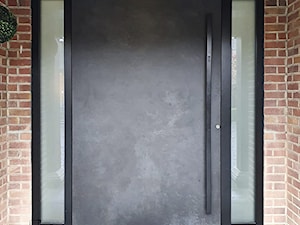 Zewnętrzne drzwi pivot pokryte ceramiką / spiekiem Ossido Nero - zdjęcie od RK Pivot Doors - zewnętrzne drzwi pivot