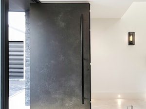 Drzwi pivot RK Pivot Doors ze spiekiem Ossido Nero - zdjęcie od RK Pivot Doors - zewnętrzne drzwi pivot