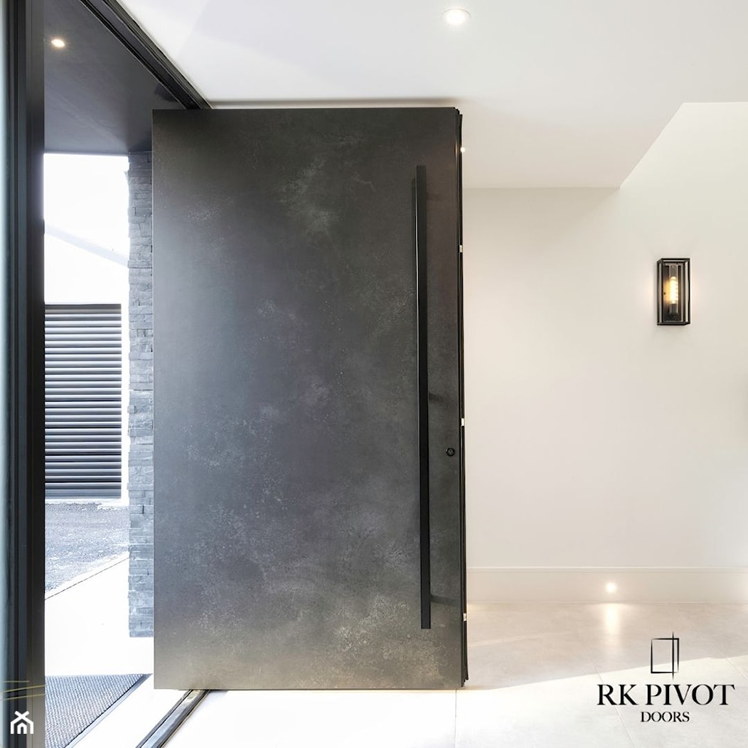 Drzwi pivot RK Pivot Doors ze spiekiem Ossido Nero - zdjęcie od RK Pivot Doors - zewnętrzne drzwi pivot - Homebook