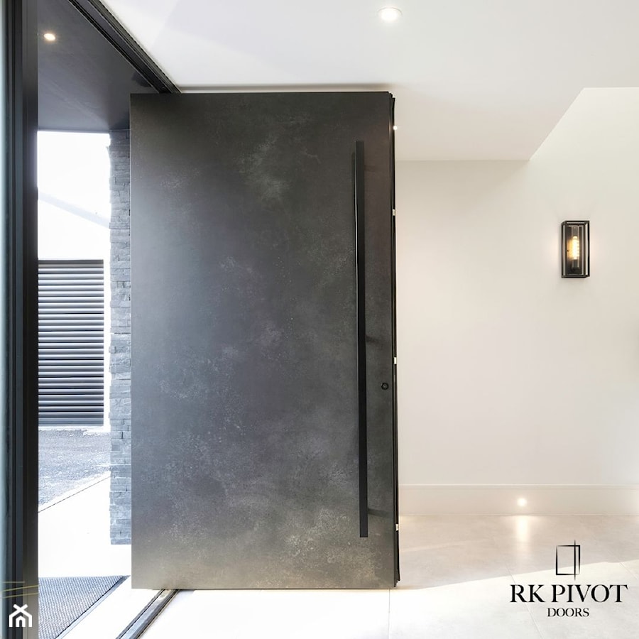 Drzwi pivot RK Pivot Doors ze spiekiem Ossido Nero - zdjęcie od RK Pivot Doors - zewnętrzne drzwi pivot