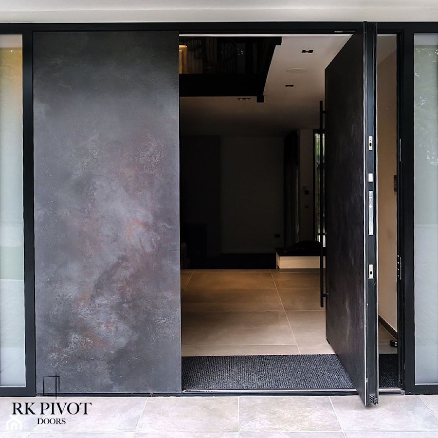 Wejściowe drzwi pivot RK Picot Doors - spiek kwarcowy Ossido Nero - zdjęcie od RK Pivot Doors - zewnętrzne drzwi pivot