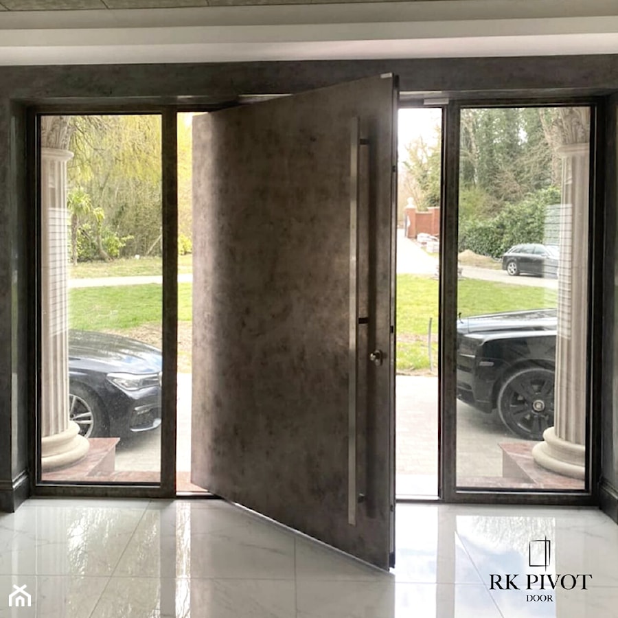 Drzwi pokryte metalem ciekłym na systemie PIVOT - zdjęcie od RK Pivot Doors - zewnętrzne drzwi pivot