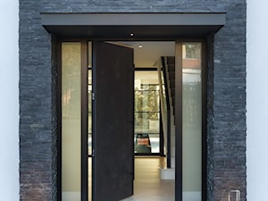 Drzwi pivot ze spiekiem Ossido Nero - zdjęcie od RK Pivot Doors - zewnętrzne drzwi pivot