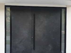 Nowoczesne drzwi z przyświetlem - drzwi pivot ze spiekiem kwarcowym Ossido Nero - zdjęcie od RK Pivot Doors - zewnętrzne drzwi pivot