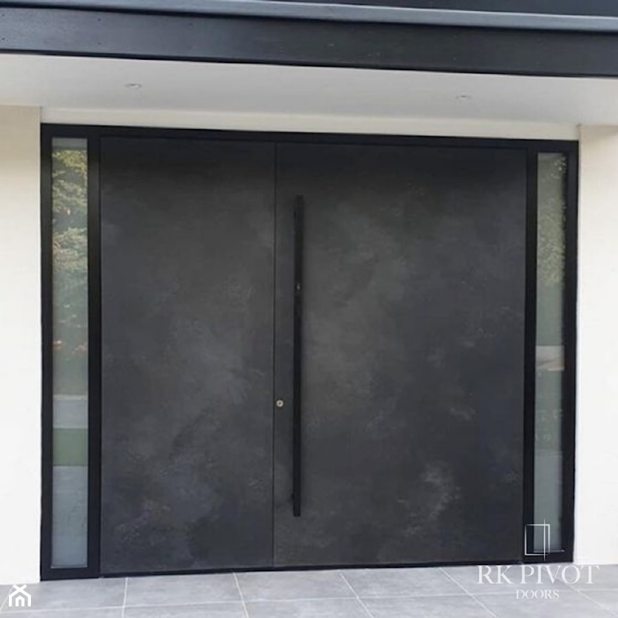 Nowoczesne drzwi z przyświetlem - drzwi pivot ze spiekiem kwarcowym Ossido Nero - zdjęcie od RK Pivot Doors - zewnętrzne drzwi pivot