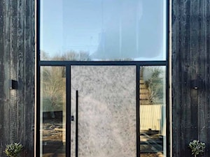 Nowoczesna stodoła- drzwi RK Pivot Doors / drzwi pivot - zdjęcie od RK Pivot Doors - zewnętrzne drzwi pivot