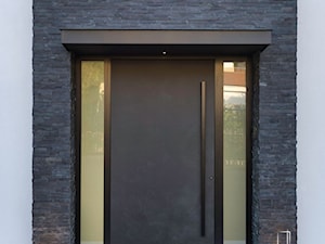 Drzwi pivot ze spiekiem Ossido Nero - nowoczesne drzwi wejściowe - zdjęcie od RK Pivot Doors - zewnętrzne drzwi pivot