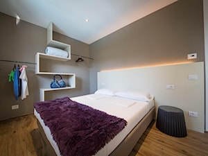 RIVA LAKE LODGE HOLIDAY APARTMENTS & ROOMS - Mała szara sypialnia, styl minimalistyczny - zdjęcie od Oskar Jursza