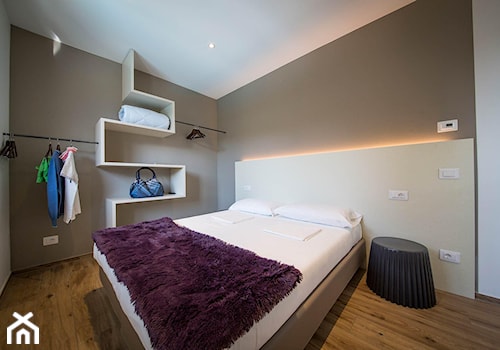 RIVA LAKE LODGE HOLIDAY APARTMENTS & ROOMS - Mała szara sypialnia, styl minimalistyczny - zdjęcie od Oskar Jursza