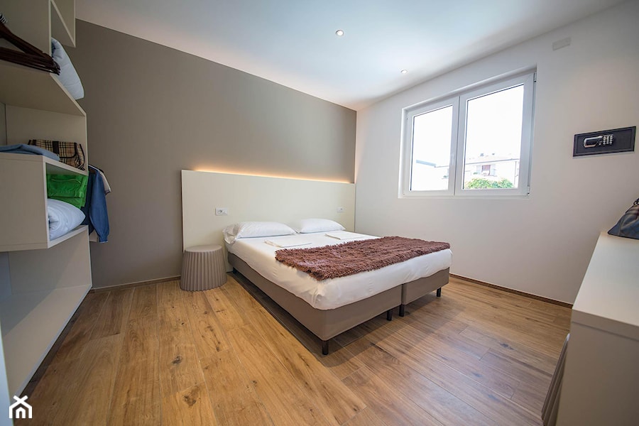 RIVA LAKE LODGE HOLIDAY APARTMENTS & ROOMS - Średnia szara sypialnia, styl minimalistyczny - zdjęcie od Oskar Jursza