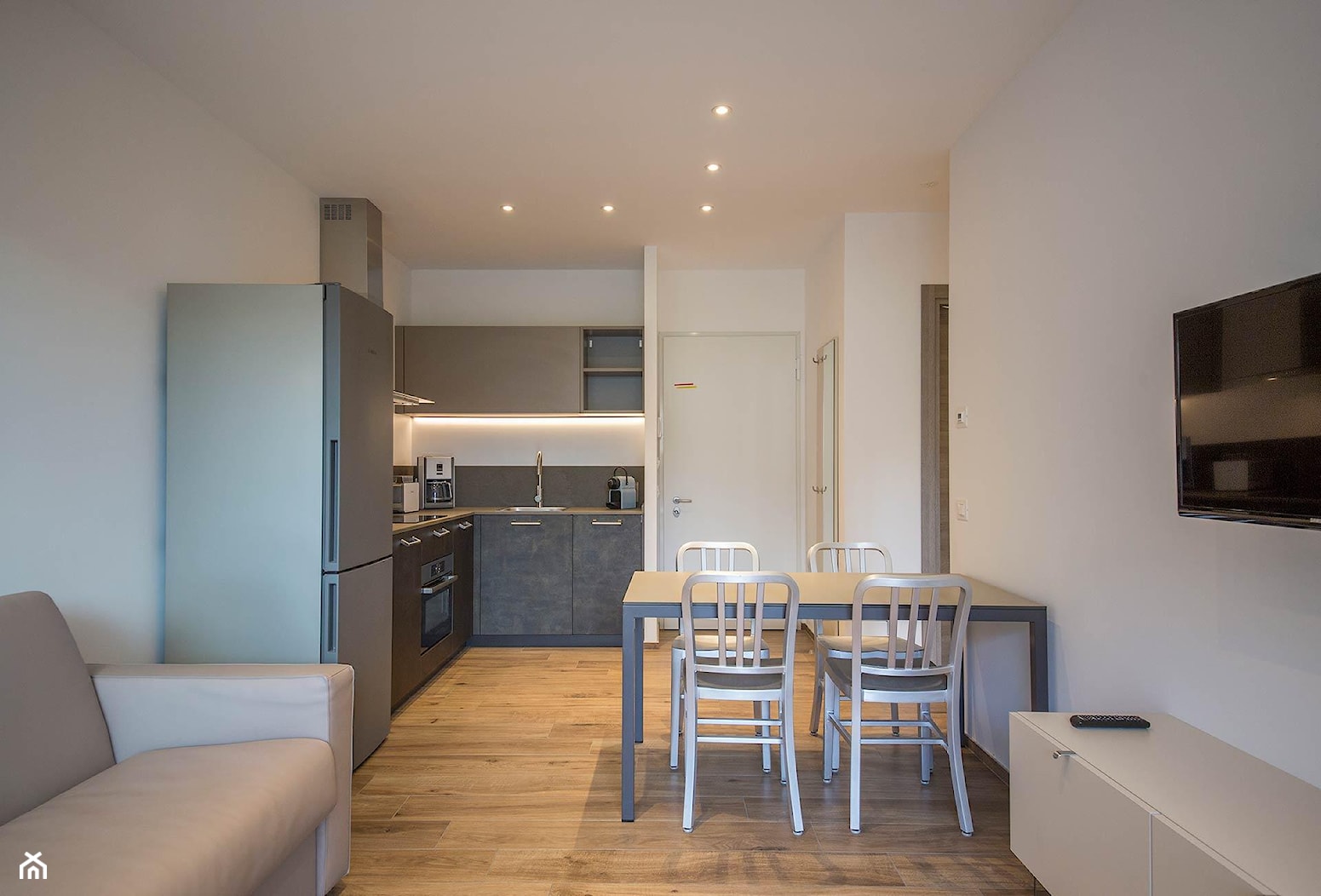 RIVA LAKE LODGE HOLIDAY APARTMENTS & ROOMS - Kuchnia, styl minimalistyczny - zdjęcie od Oskar Jursza - Homebook