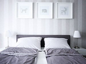 mieszkanie na wynajem - Mała biała szara sypialnia, styl nowoczesny - zdjęcie od Bogaczewicz Architecture Studio