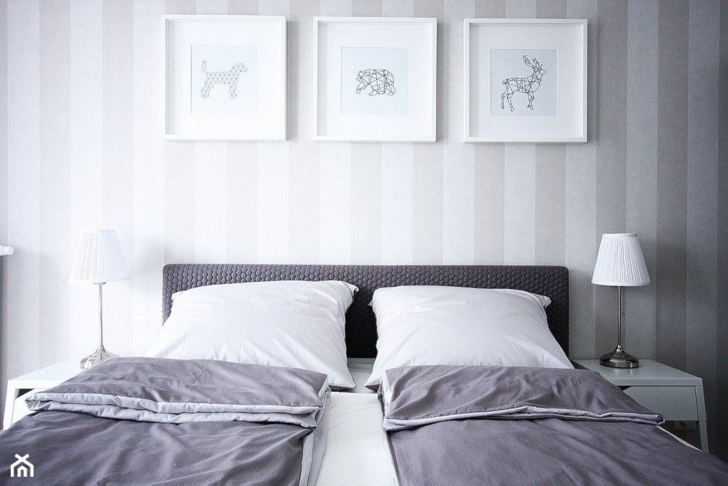 mieszkanie na wynajem - Mała biała szara sypialnia, styl nowoczesny - zdjęcie od Bogaczewicz Architecture Studio - Homebook
