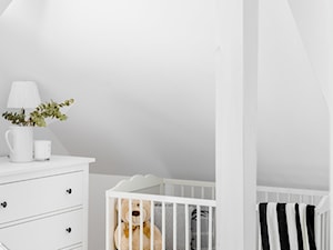 Dom w lesie - Mały biały pokój dziecka dla niemowlaka dla chłopca dla dziewczynki, styl skandynawski - zdjęcie od Bogaczewicz Architecture Studio